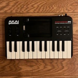 Akai Professional | Synthstation 26 - Portable Keyboard Controller